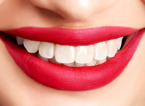 3 simple ways to whiten your teeth at home