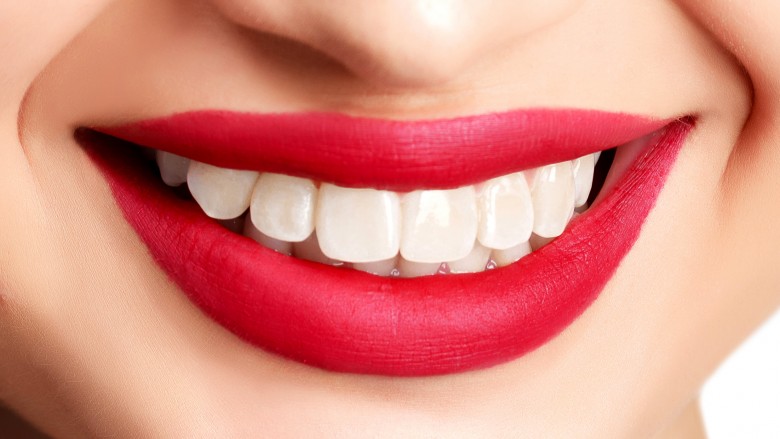 3 simple ways to whiten your teeth at home